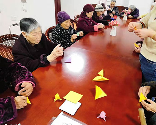 老人在養(yǎng)老院生活 護理人員需要做些什么